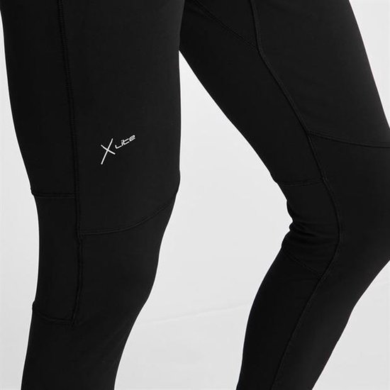 Zwarte Karrimor X-Lite legging, close-up van de knie met gestikte panelen.