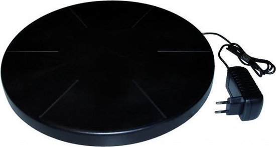 Een ronde, zwarte schijf met een stroomkabel en adapter.
