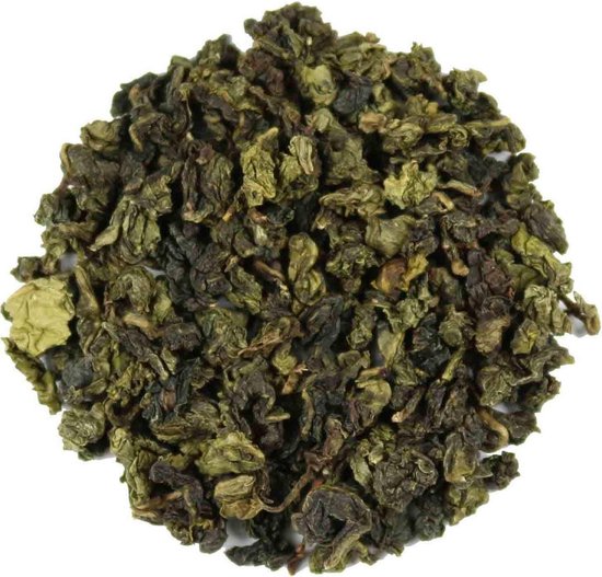 Gedroogde, groenige oolong theeblaadjes op een witte achtergrond.