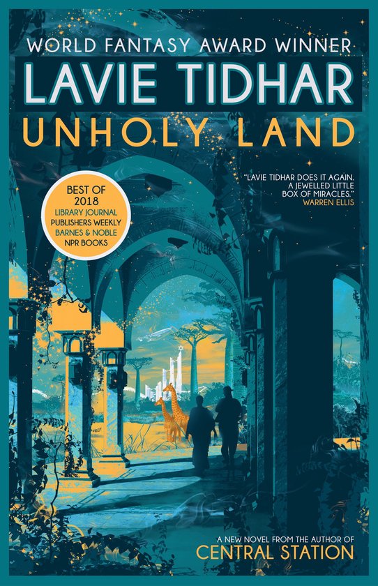 Boekomslag Unholy Land met twee figuren in een stenen booggang, giraffen en een stadssilhouet in blauw en goud.