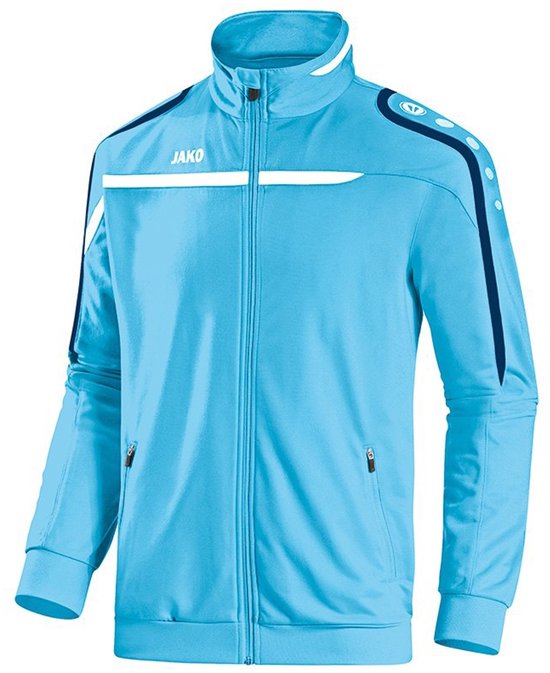 Lichtblauwe Jako trainingsjas met donkerblauwe accenten op de schouders en mouwen, wit accent op de borst.