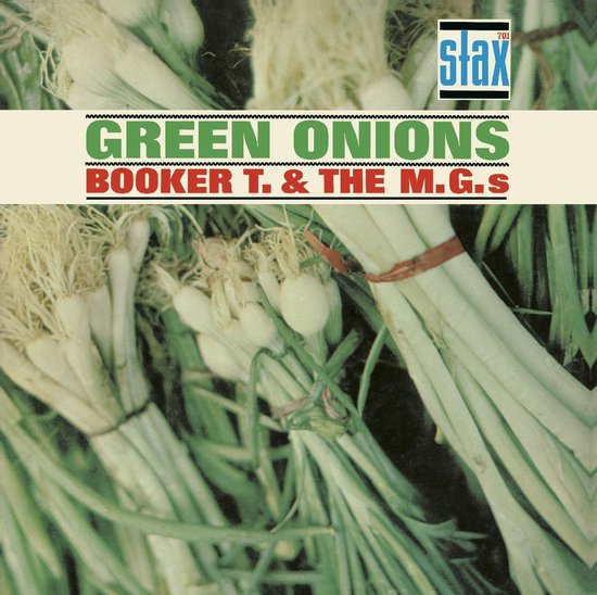 Close-up van gebundelde lente-uitjes met de titel "Green Onions" van Booker T. & The M.G.'s.