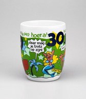 Verjaardag - Cartoon Mok - Hoera 30 jaar - Gevuld met verpakte Italiaanse bonbons - In cadeauverpakking met gekleurd lint