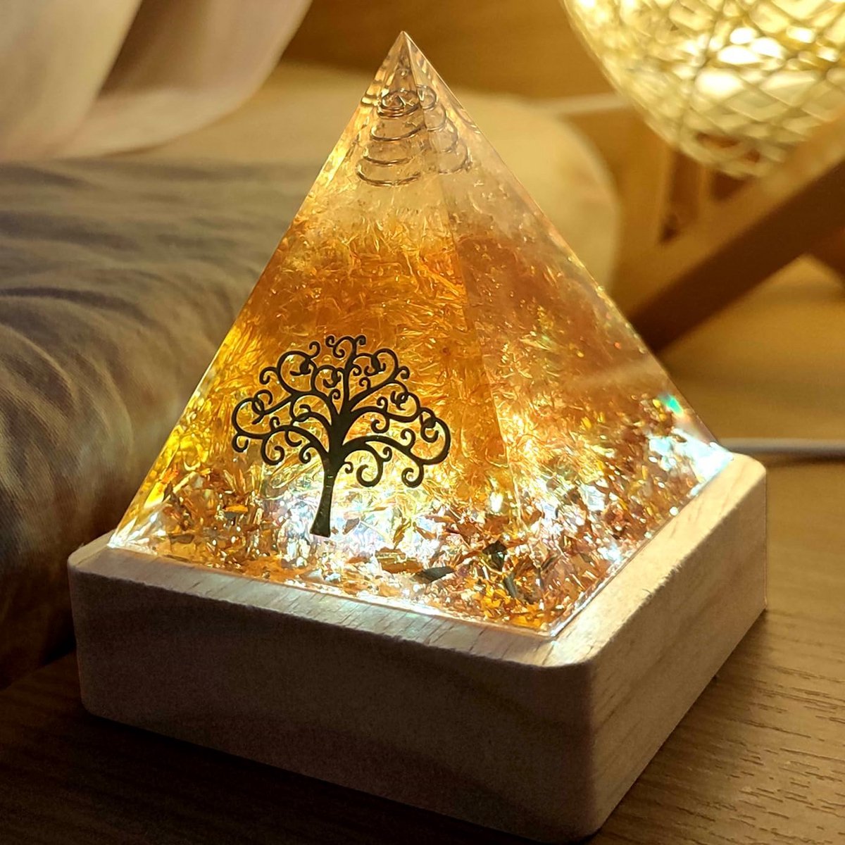 Orgone Piramide Kristal - Energie Piramide Genezend Kristal - Meditatie en Balans - Met Levensboom en Lichtbasis - 6x6 cm