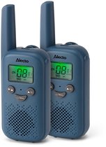 Twee blauwe Alecto walkietalkies met groene displays. Ze hebben een clip aan de achterkant en een USB-C poort aan de onderkant.