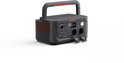 Donkergrijze Jackery Explorer 500 powerstation met oranje accenten, draaggreep en ventilatoren.