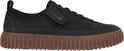 Zwarte sneaker met bruine plateauzool en Clarks label.
