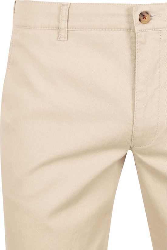 Detail van de voorkant van een mannen chino in lichtbeige.