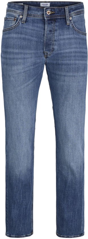 Voorkant van een spijkerbroek met een normale taille en een taps toelopende pasvorm. Gemaakt van blauw denim met lichte slijtage.