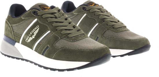 Paar groene PME Legend sneakers met witte strepen, van voren gezien.