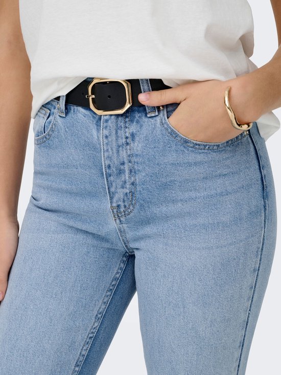 Close-up van blauwe denim jeans met hoge taille, riem en gouden gesp.