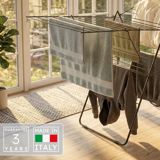 Porte-linge noir avec serviettes vert clair et bleues, un pull gris, avec garantie et Fabriqué en Italie.