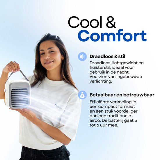 Jonge vrouw met een draadloze, grijze Dynter mobiele aircooler met handvat. Tekst: Cool & Comfort.