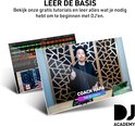 Schermen met DJ-software en een man die lesgeeft. Tekst: "LEER DE BASIS".
