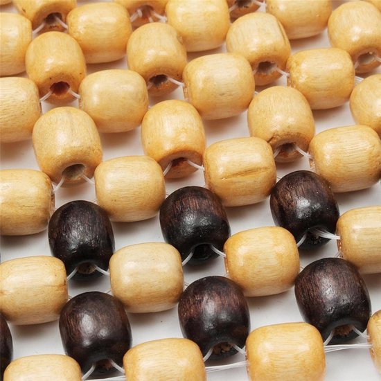 Detail van autostoelhoes met beige en donkerbruine houten kralen, dichtbij opname.