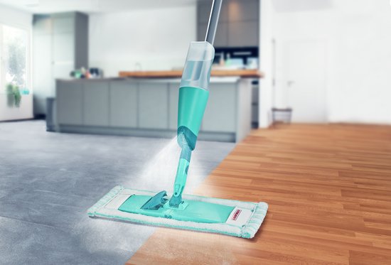 Leifheit Easy Spray XL vloerwisser sproeit op een betonnen en houten vloer.