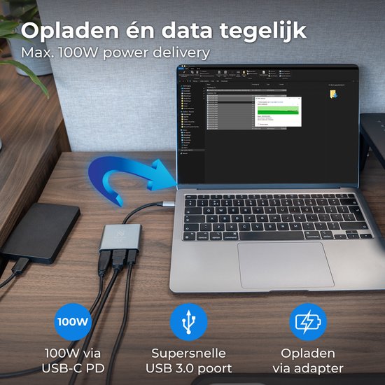Een zilverkleurige Nuvance USB-C hub aangesloten op een laptop met externe harde schijf, met een pijlachtige pijl die dataoverdracht aangeeft.