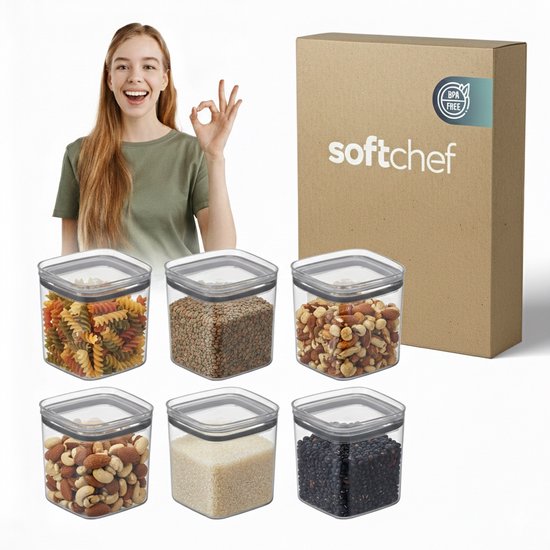 Une femme souriante fait un geste 'ok' à côté de six pots de rangement carrés transparents remplis de pâtes, lentilles, noix et riz.