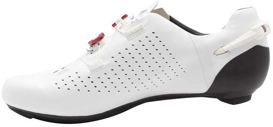Zijkant van een witte Sidi wielrenschoen met perforaties, rode sluitingsknoppen en zwarte hielkap.