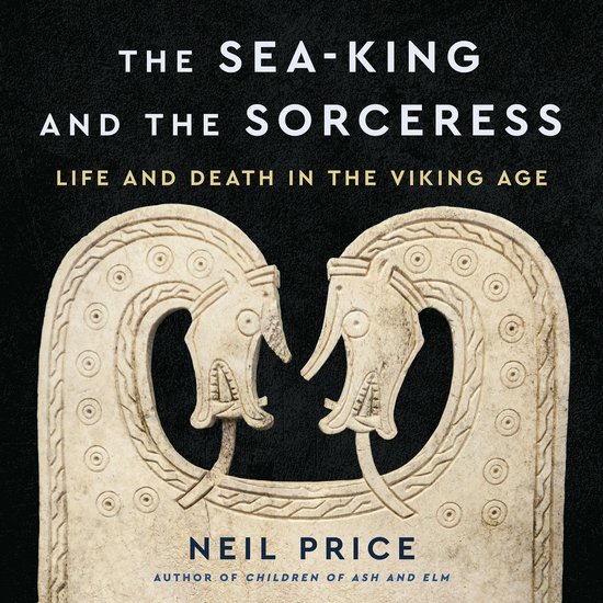Boekcover van 'The Sea-King and the Sorceress'. Twee stenen drakenkoppen met versieringen, met de tekst 'The Sea-King and the Sorceress Life and Death in the Viking Age Neil Price'.