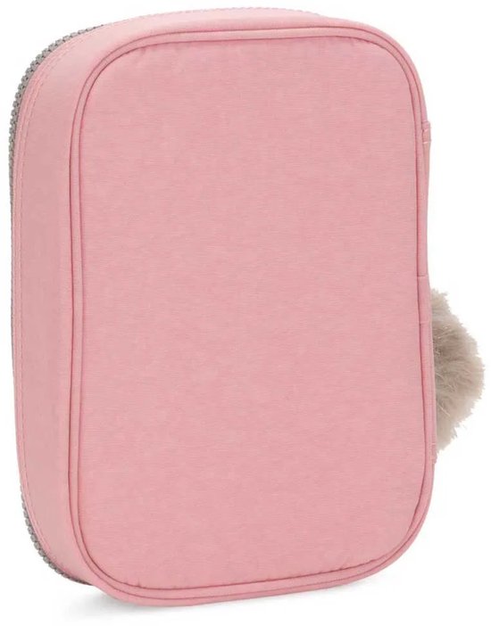 Achterkant van een roze Kipling pennenetui met pluizige sleutelhanger aan de zijkant.