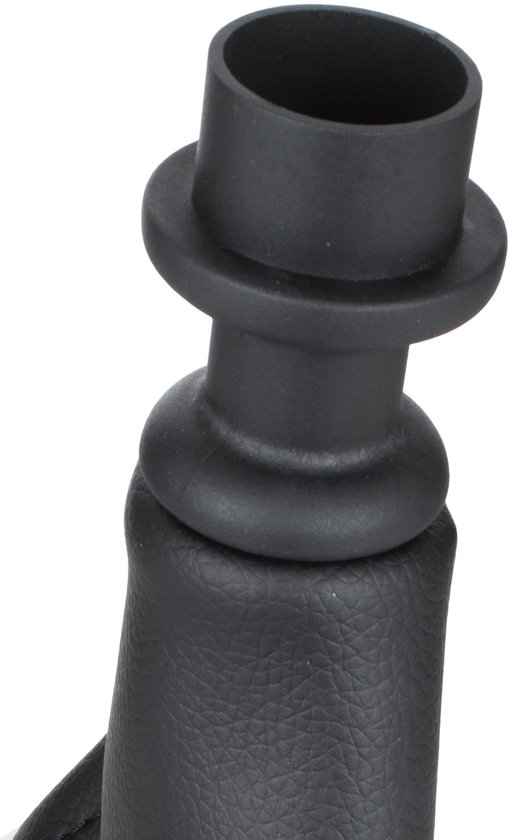 Detail van zwarte versnellingspookhoes met zilverkleurige accenten.