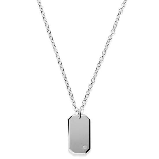 Zilverkleurige schakelketting met een rechthoekige ID-hanger, met een klein diamantje op de voorkant.