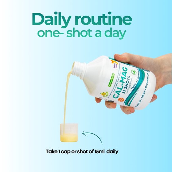 Een hand schenkt gele vloeistof uit een fles CAL-MAG 33 SHOTS in een dopje. Tekst: 'Daily routine one-shot a day.'
