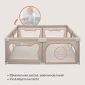 Beige box met mesh zijkanten en beer-oren details. 2 ingangen. Baby speelt op de achtergrond.