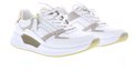 Paar witte sneakers met roze, beige en gouden details, veters en rits.