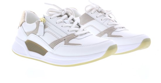 Paar witte sneakers met roze, beige en gouden details, veters en rits.