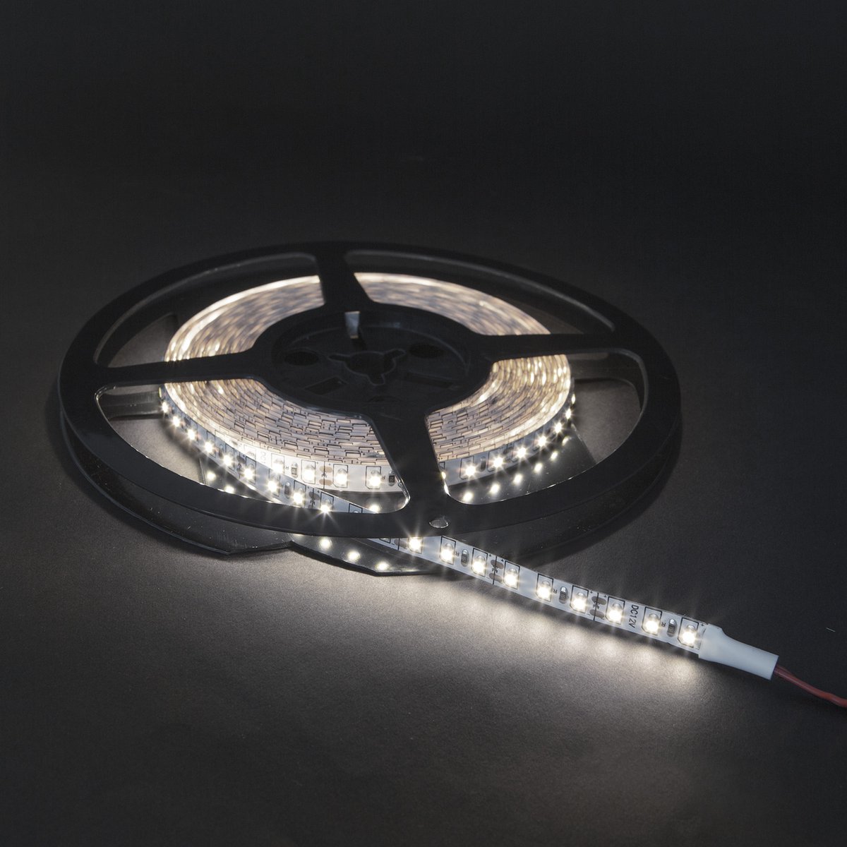 LED Strip - 5 m - 120 LEDs/m - Koud wit 6000K - 210 lm/m - 5,2 W/m - IP20 - Zelfklevend [41007C]