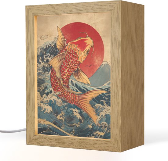 Lampe en bois avec motif japonais : carpe koï rouge, vagues déchaînées et Fuji. Vagues écumeuses au premier plan.