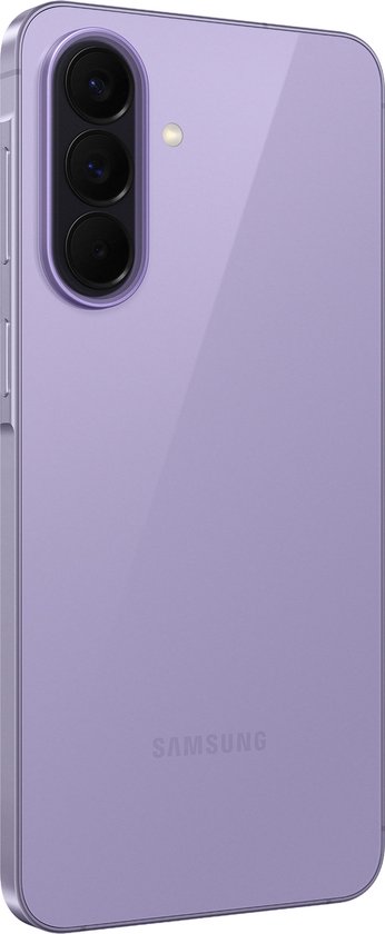Samsung Galaxy A57 5G achterkant, lavendelkleurig met driedubbele camera.