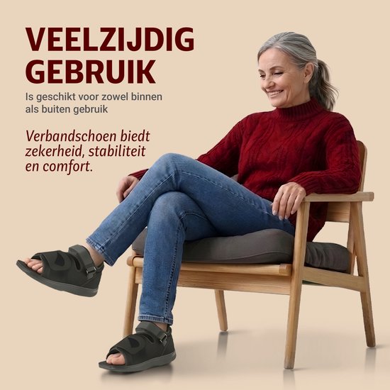 Glimlachende vrouw met zittend met zwarte BORT verbandsschoenen, open model, met klittenbandsluiting.