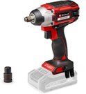 Accu slagschroevendraaier met rode en zwarte behuizing, zilveren metalen kop en een 1/2" aansluiting. Naast de machine ligt een zwarte adapter.