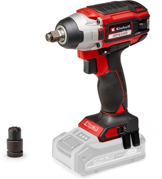 Accu slagschroevendraaier met rode en zwarte behuizing, zilveren metalen kop en een 1/2" aansluiting. Naast de machine ligt een zwarte adapter.