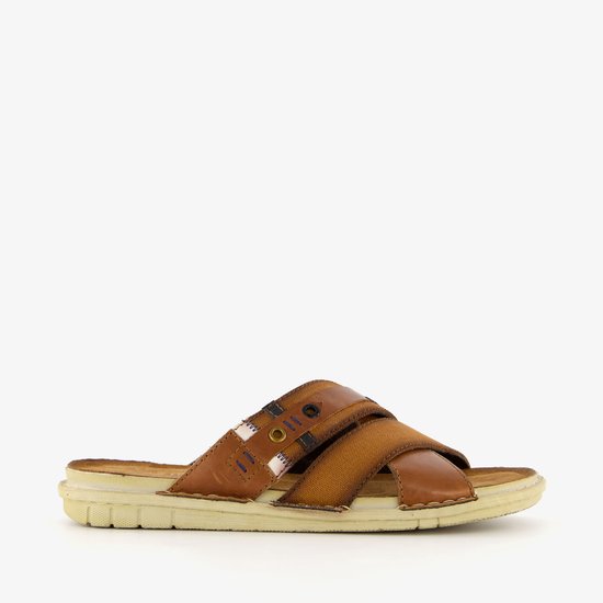 Bruine leren slipper met gekruiste banden en textiel details.