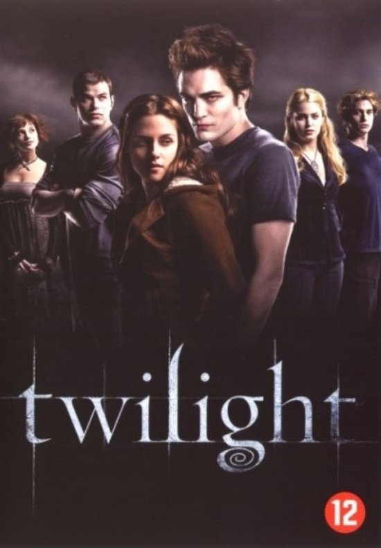 Poster voor de film Twilight. Zes personen op donkere achtergrond. In het midden een koppel, de vrouw voor de man. De tekst 'Twilight' onderaan met 12-logo.