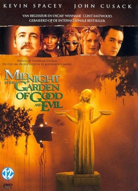 Film poster voor "Midnight in the Garden of Good and Evil" met Kevin Spacey en John Cusack. De titel is in groen en oranje.