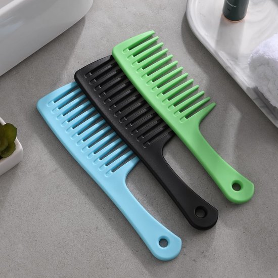 Drie kammen met extra brede tanden in blauw, zwart en groen, liggend op een grijze ondergrond.