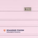 Detail van de 'diamond finish' textuur op de lichtroze koffer.