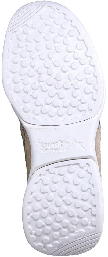 Onderkant van een lichtbruine suède sneaker met witte zool met cirkelvormig profiel.