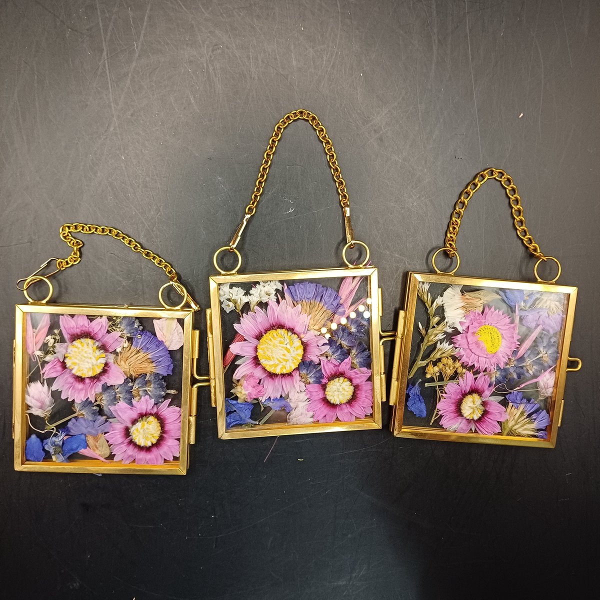 3 kleine lijstjes met droogbloemetjes - decoratie - schilderij - cadeau - interieur - fleurig - lavendel - droogbloemen boeket - droogbloemen met vaas - bohemian - vintage -