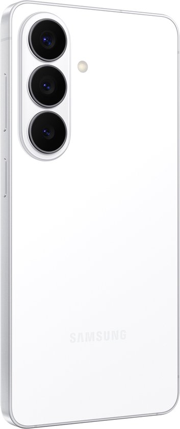 Achterkant van een witte Samsung Galaxy S26+, met een verticale camera-opstelling.