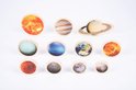 Zonnestelsel schijven van hout met de zon, Jupiter, Saturnus, Uranus, Neptunus, Aarde, Venus, Mars, Maan, Mercurius en Pluto.