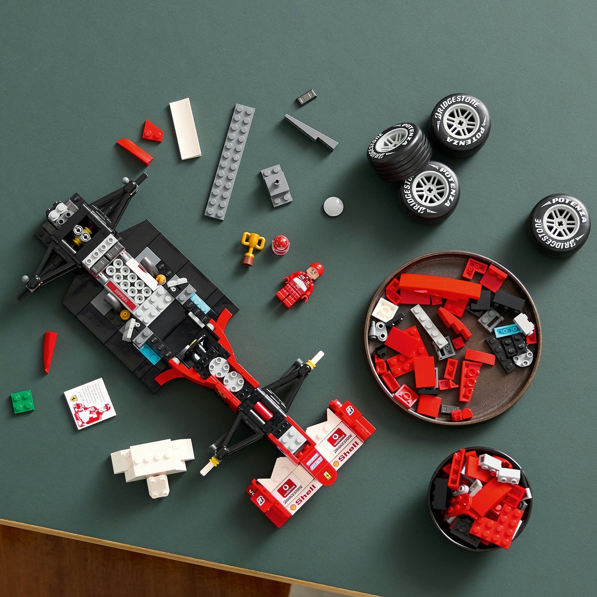 LEGO Icons Ferrari F2004 en Michael Schumacher - 11375 — afbeelding 9