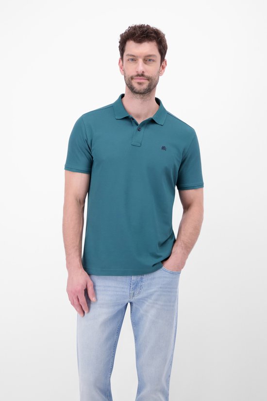 Blauwe polo met donkerblauwe kraag en knopen, model met hand in zak