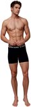 Man in het midden van zijn lichaam, draagt een zwarte Björn Borg boxer met witte merknaam.