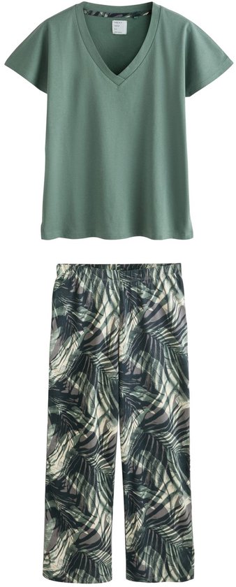 Groene V-hals T-shirt met korte mouwen en broek met palmbladprint.